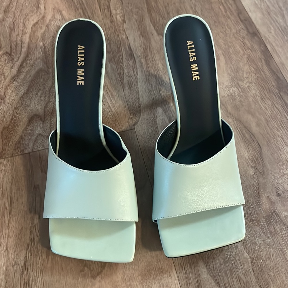 Alias Mae: Green Heels - image 6